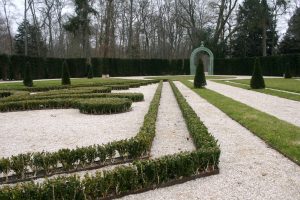 Pour limiter la main d’œuvre que nécessite l’entretien de bordures, l’idée a été d’utiliser des voliges d’acier pour les délimiter et faciliter l’entretien, comme ici dans le jardin de « la maison de Sylvie », le tout en accord avec les tutelles ! © J.-F. Coffin