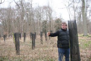 Choisir des essences, replanter, les protéger des animaux sauvages : autant d’éléments que doit gérer Thierry Basset, ici dans une « salle de verdure » en cours de restauration - © J.-F. Coffin