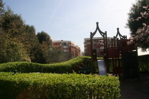 Le jardinier a pris la liberté de tailler en forme de vague une haie rectiligne et pour dégager le coin enfants qui était occulté. L’esprit d’origine est respecté ! © J.-F. Coffin