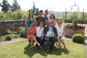 Jacques Briens entouré de sa famille et des jardiniers lors de la remise du prix du Jardin de l’année. - © J.-F. C.