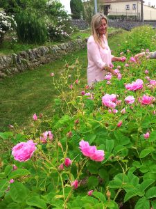 Carole Biancalana dans un champ de roses de mai - © Domaine de Manon