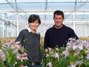 Marie laure Rauline et Benoit Javoy, heureux en leur pépinière de clématites - © D.R.