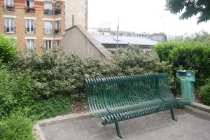 Le mobilier urbain comme les bancs est d’origine, sauf les poubelles…