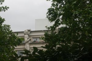 La coulée verte permet de découvrir des vues insolites, comme sur cet esclave de Michel-Ange faisant partie d’un groupe de statues au sommet d’un immeuble, peu visible par les passants de la rue.