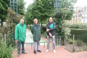 De gauche à droite : Pascal Andrzejewski et Pascal Closier, jardiniers, et Éric Berlouin, responsable du pôle horticole de l’arrondissement (12e).