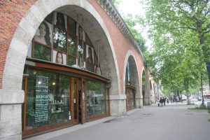 Sous la coulée verte qui domine à 10 mètres, les arcades ont été aménagées en magasins d’art.