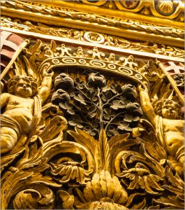 Médaillon représentant des fleurs fructifères de coton (cathédrale Saint-Jean de La Valette) - © D.R.