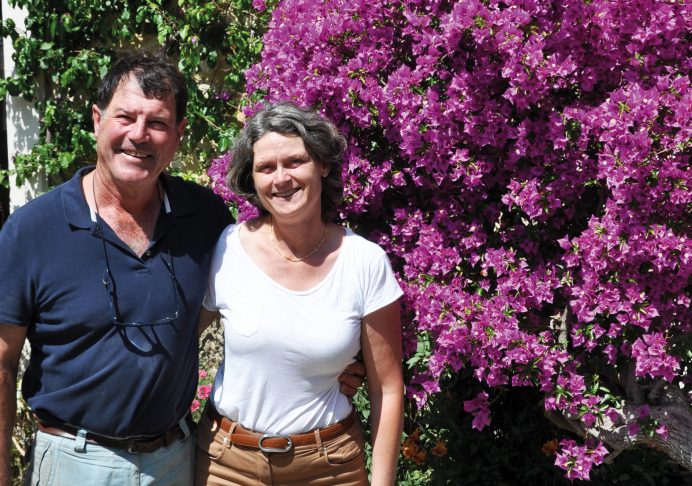 Philippe et Marie devant un magnifique bougainvillée : « Cultiver des plantes méditerranéennes était notre objectif de départ » - © D.R.