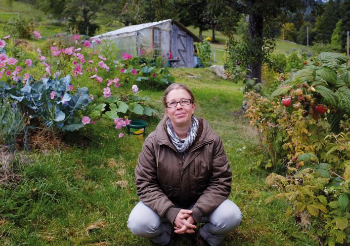 Noëlle Guillot, lauréate du concours Jardiner Autrement 2018, dans son jardin en Alsace - © N. Guillot