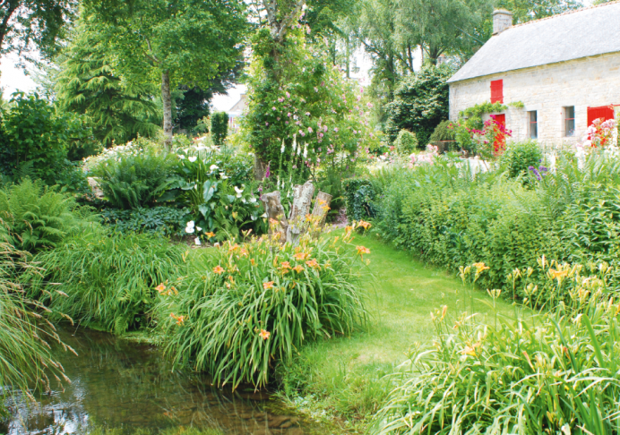 Toutes les mesures favorables à la biodiversité végétale et animale améliorent la résilience des jardins face au changement climatique, comme ici au Jardin de Caradec, à Saint-Nolff © J. Jullien