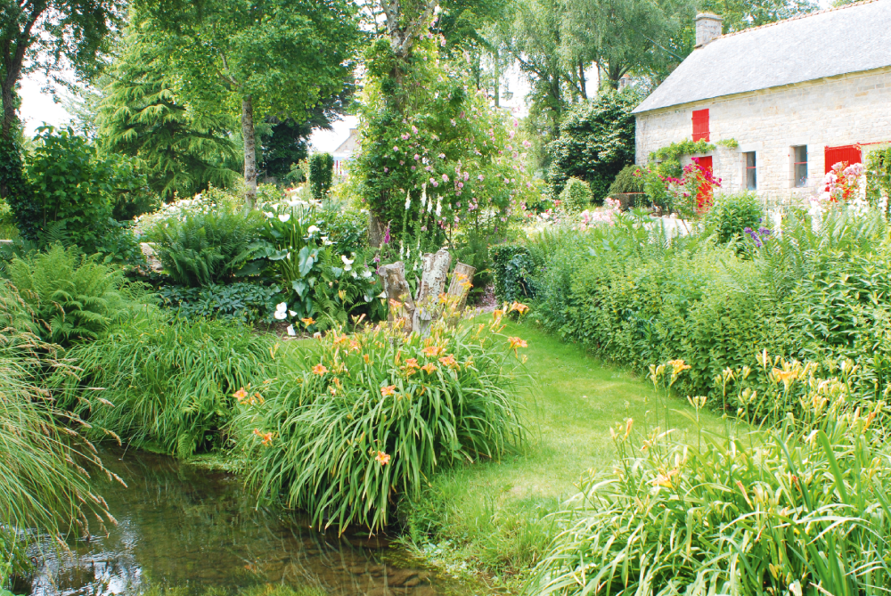 Toutes les mesures favorables à la biodiversité végétale et animale améliorent la résilience des jardins face au changement climatique, comme ici au Jardin de Caradec, à Saint-Nolff © J. Jullien