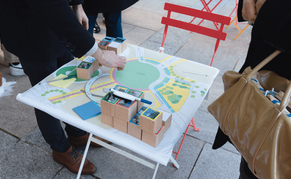 Lors de la consultation pour l'avenir de la Place de Catalogne, les habitants ont pu poser leurs questions et visualiser ce que pourrait être la Place dans le futur © C. Belin/Ville de Paris