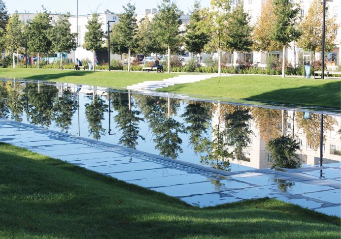 La « trame verte et bleue » est une promenade, récemment inaugurée au centre de la ville de Reims. Elle relie le centre-ville à ses faubourgs, offrant un espace paysagé à la fois ouvert et architecturé très agréable.