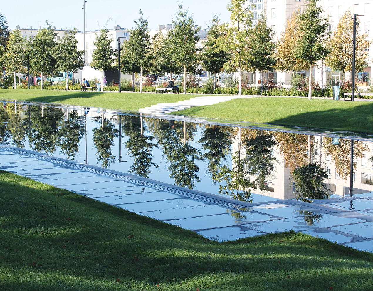 La « trame verte et bleue » est une promenade, récemment inaugurée au centre de la ville de Reims. Elle relie le centre-ville à ses faubourgs, offrant un espace paysagé à la fois ouvert et architecturé très agréable.