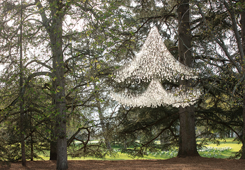 Création de John Grade dans le parc historique : Réservoir, composé de cinq mille gouttelettes transparentes © E. Sander