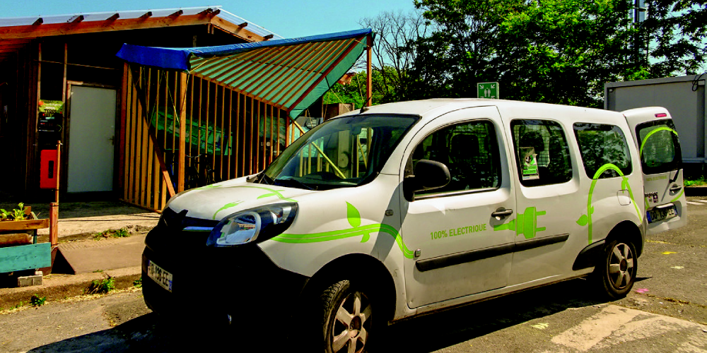 Un véhicule électrique assure les livraisons © J.-F. Coffin