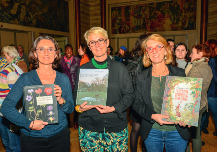 Emmanuelle Christophe, directrice générale des éditions Ulmer présente l’Encyclopédie des plantes libres, Coup de cœur 2023. Pascaline Noack, la co autrice photographe de La Maubrairie, jardins du bocage (Tana Éditions) et Vanessa Simon- Catelin co autrice de L’Expédition rocambolesque du professeur Schmetterling (Éditions Kaléidoscope)