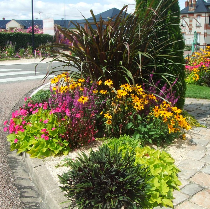 Massifs et jardinières hauts en couleurs copyrigth Mairie de Quiers sur Bezonde