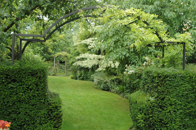 Les chambres de verdures se succèdent dans ce jardin aux multiples visages. - © Snezana Gerbault