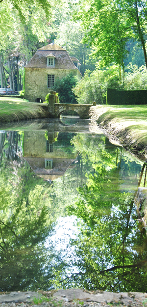 L'ancienne foulerie de chanvre, qui fait office de salon de thé, se reflète dans le  canal du même nom - © Agnès Guillaumin