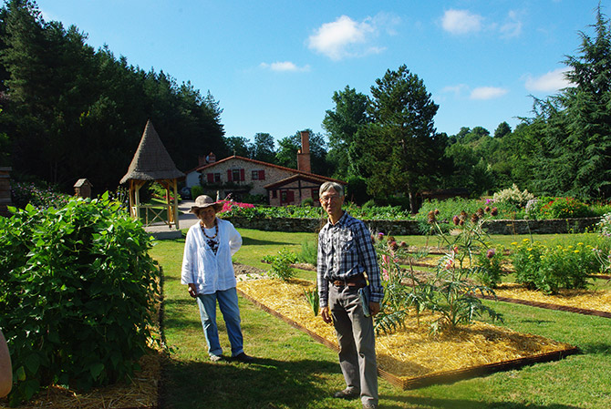 Bernard et Marie-Luce Merlet dans leur « Jardin du Gué »