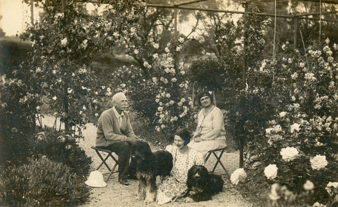Clément Nabonnand, Marie Nabonnand et Andre Saillant à la propriété Lou Mas di Roso à Villeneuve-Loubet -© archives familiales