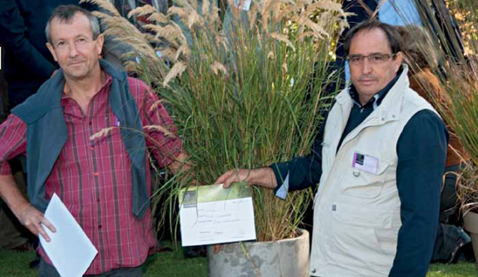 Chrsitian Crépin et Michel Le Damany développent un deuxième centre de production à Pleumeur-Bodou. Lors de la remise des Mérites à Courson, en compagnie de gracieuse graminée Stipa calamagrostis © DR