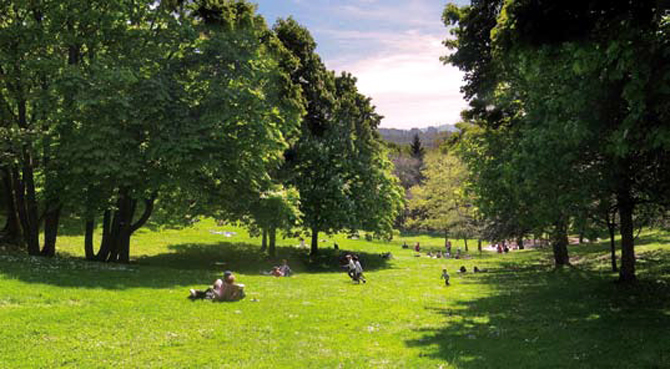 Le Parc de la Cerisaie, sur le plateau de la Croix Rousse, la nature en pleine ville. Une reconquête de l'espace public très marquante et largement plébliscitée par tous les Lyonnais - © Margerie Alavolée