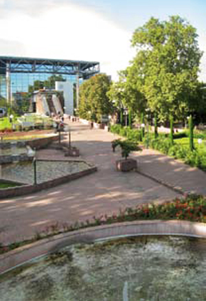 A deux pas de la gare de Perrache, la Place Carnot, espace de verdure, important dans l'hypercentre. - © Margerie Alavolée 