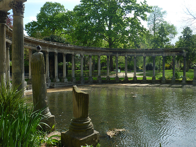 La naumachie, « des fûts de colonnes en ruine et une colonnade longeant le lac »