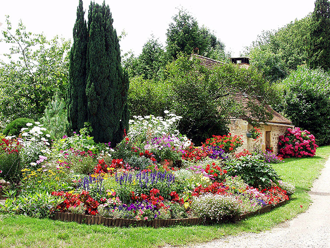 Les jardins fleuris conservent une place de choix dans les communes - © N. Blaya