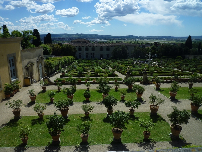 Les parterres et la villa de Castello - © C. Santini